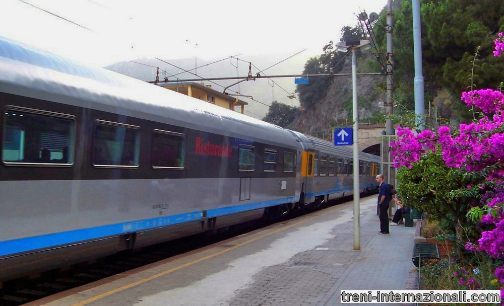 Treno EuroCity "Cinque Terre" Zurigo - La Spezia a Monterosso