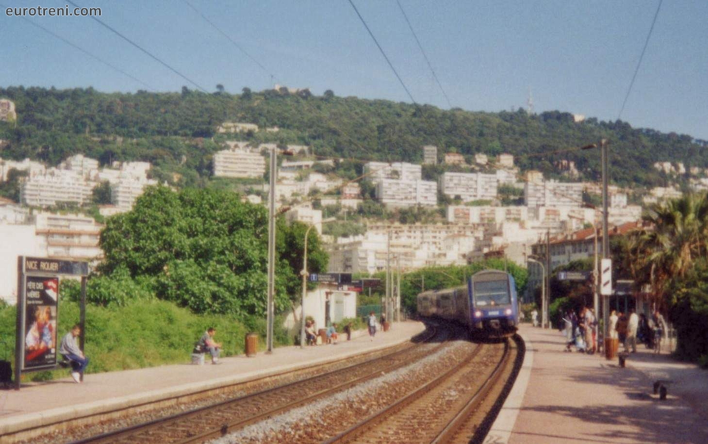 Treno TER da Ventimiglia in arrivo nella stazione Riquier a Nizza