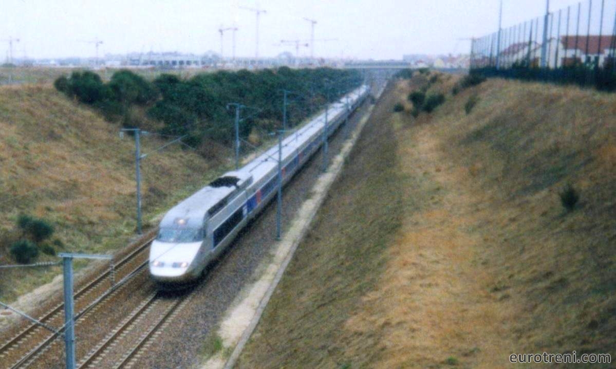 TGV a 300km/h a Marne la Vallée vicino a Parigi